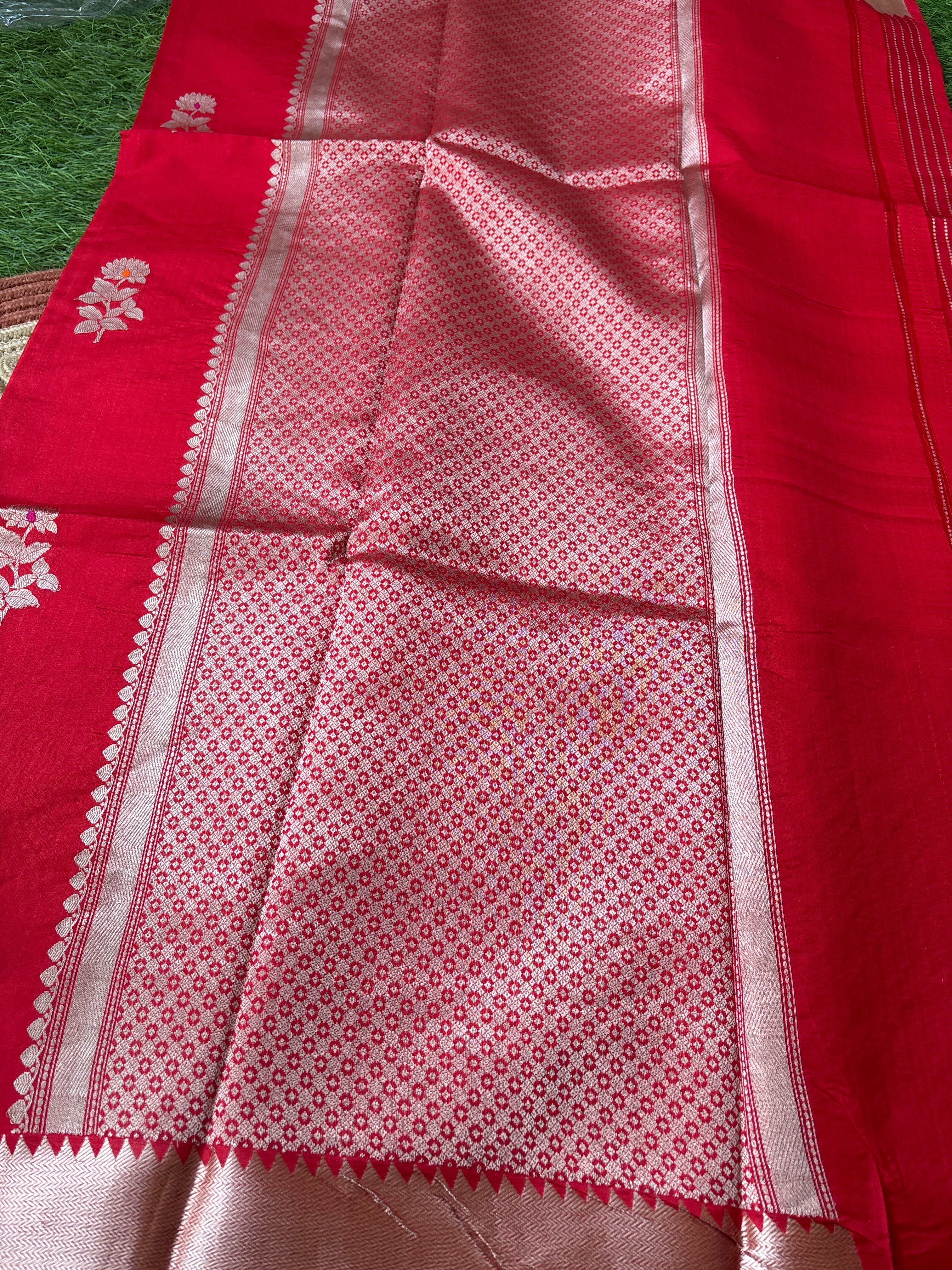 beautiful pallu with golden zari work | Banarasi saree| Chandrikalifestyles