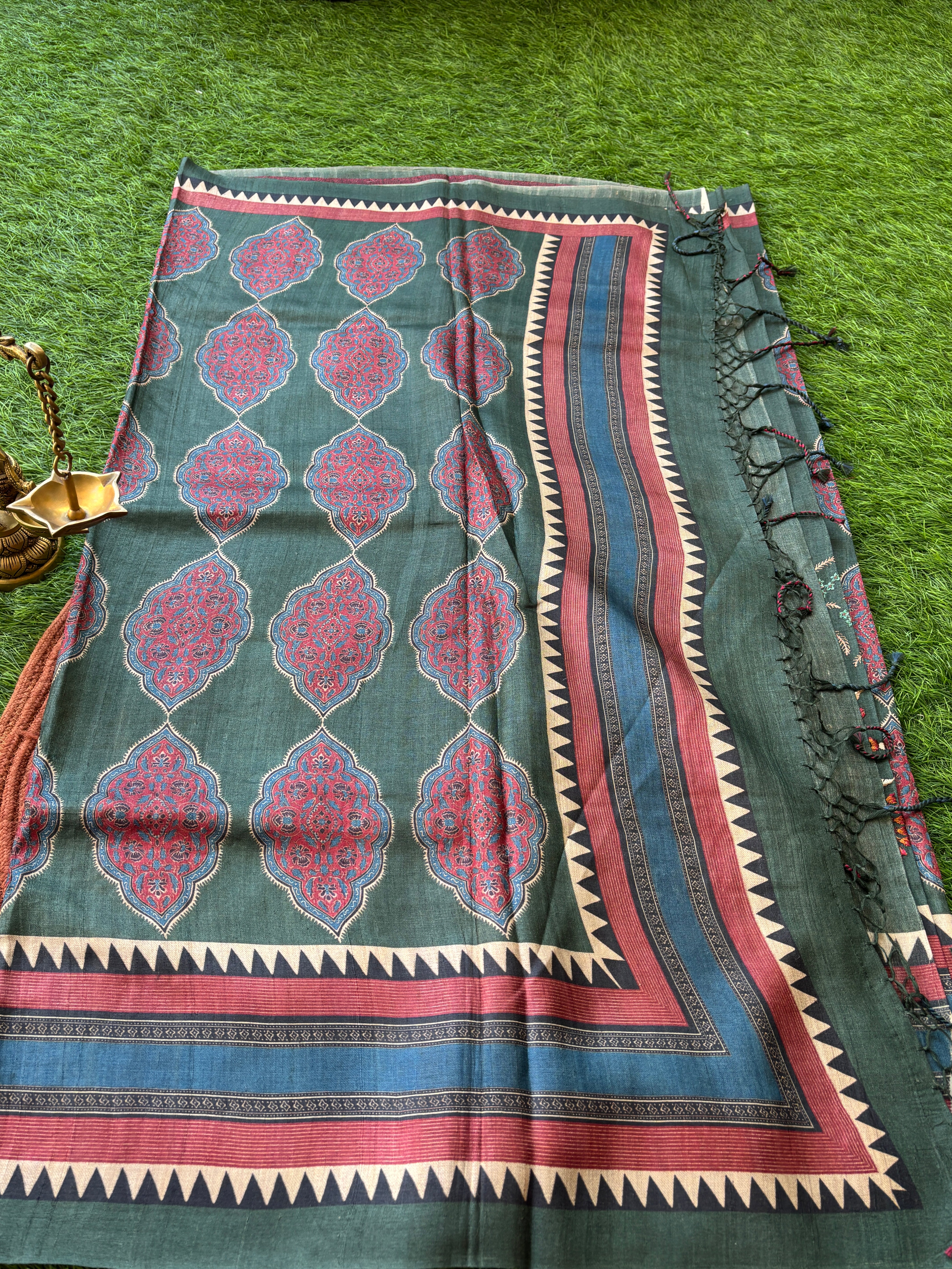 Dark Leaf Green Digital Print Fabric Texture in Half and Half Saree